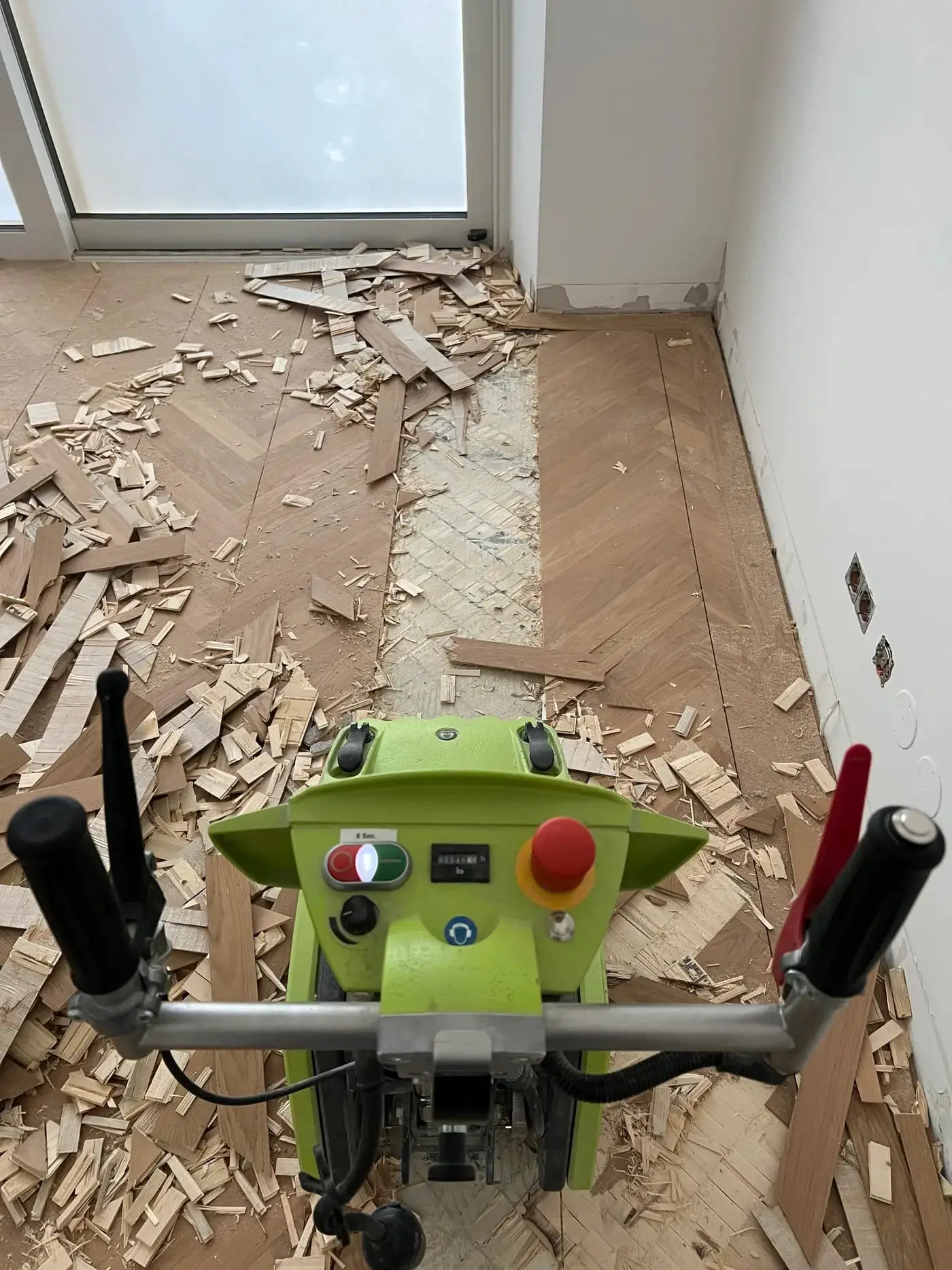 Maschine reißt einen alten Parkettboden aus