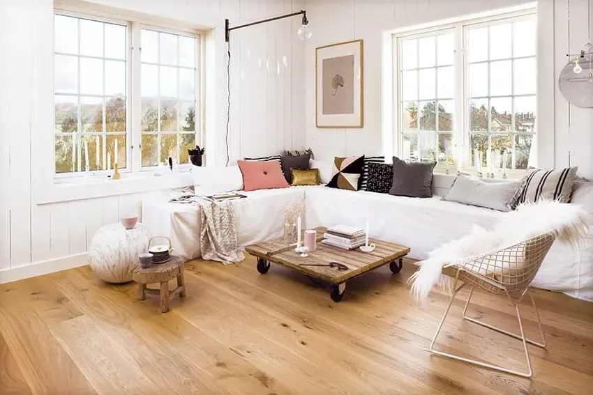 Heller Wohnraum mit Sofa und niedrigem Tisch