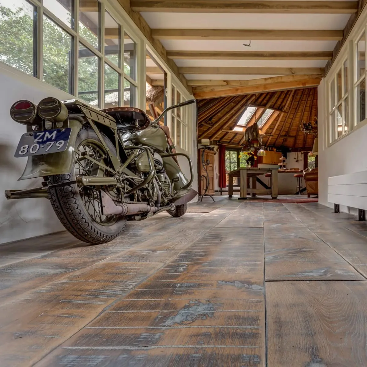 Dachraum mit alten Dielen und Motorrad