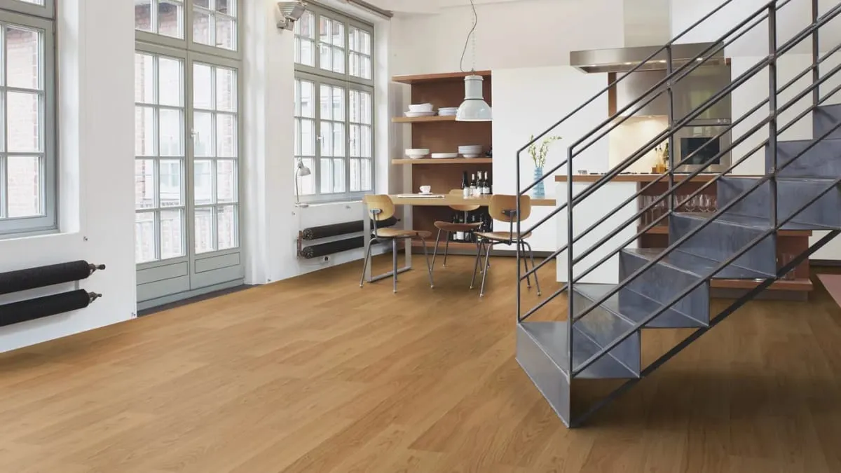 Offener Wohn- und Essbereich mit Eichendielen und Stahltreppe