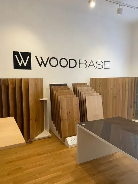 Woodbase-Schriftzug über einem Ständer mit Dielenmustern