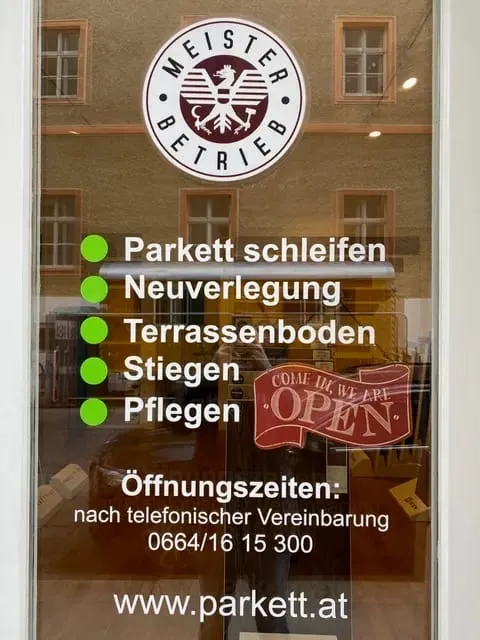 Schaufenster in der Piaristengasse mit den Leistungen und den Öffnungszeiten