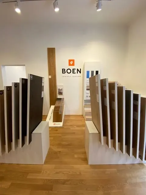 Boen-Ständer mit Dielenmustern im Schauraum