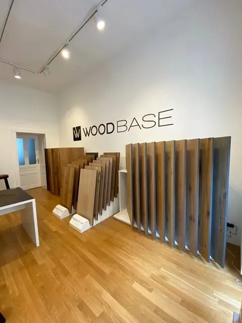 Blick durch den Schauraum auf die Woodbase-Wand
