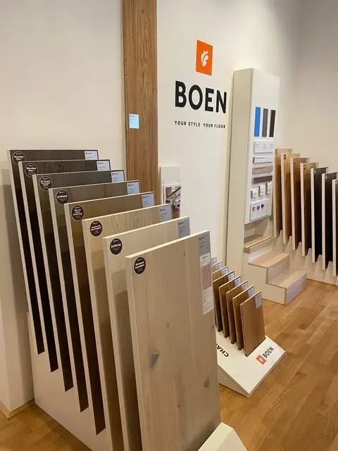 Boen-Muster in Grau und Braun im Vordergrund